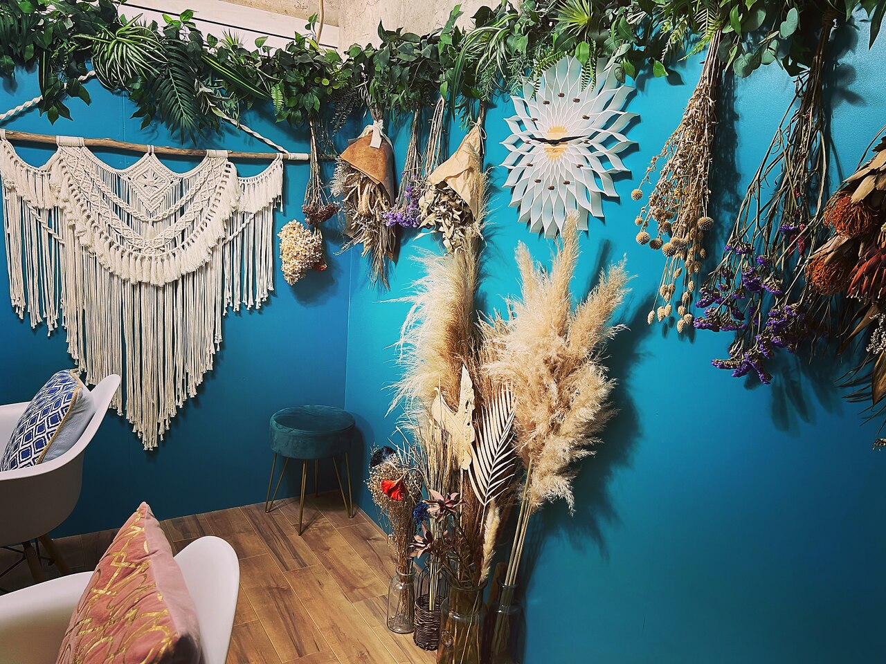 tree house nailの店内。青い壁とドライフラワーの空間